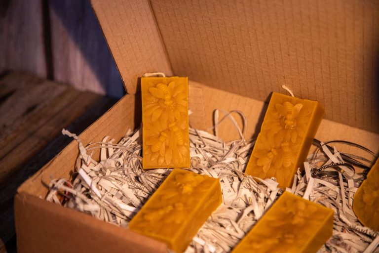 Pack de 6 velas aromáticas de cera y abeja y miel naturales y artesanales, con forma rectangular, decoradas con abejas y flores