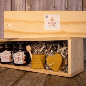 Pack de un mini tarro de miel para regalar con dos velas de miel artesanales aromáticas y dos tarros de miel casera gallega de castaño