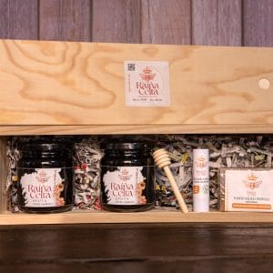 Caja regalo de miel para regalar, con dos tarros de miel gallega artesanal y jabón de propóleo natural