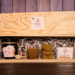 Caja regalo de miel para regalar, con dos velas de miel y cera de abeja artesanales y jabón de propóleo natural