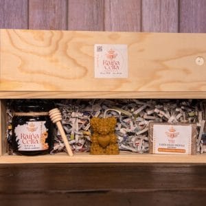 Caja regalo de miel para regalar, con una vela de miel y cera de abeja artesanales y jabón de propóleo natural