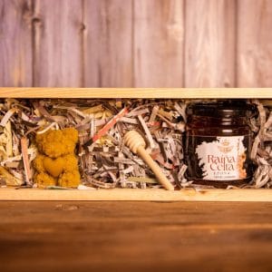 Pack de un mini tarro de miel para regalar con un tarro de miel casera gallega de castaño y una vela de cera de abeja natural y miel de forma variable