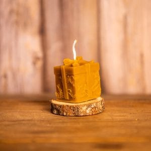 Vela de cera de abeja natural y miel con forma de regalo. Vela navideña