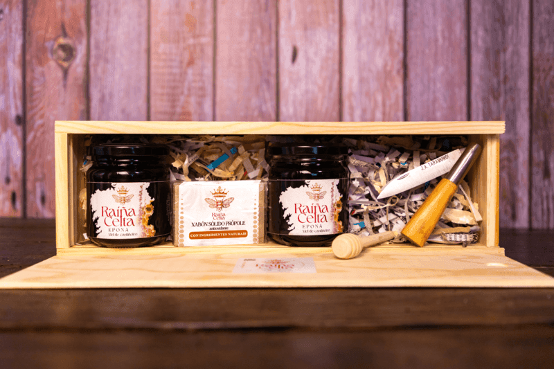 Caixa regalo día do pai con dous botes de mel galego, xabón de mel natural e navalla de taramundi grabada