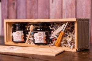 Caja regajo para el día del padre con dos botes de miel gallega y navaja de taramundi grabada