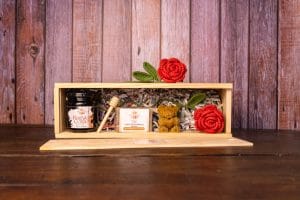 Caja regalo día de la madre con miel, jabón natural, vela de cera de abeja y rosa, en caja de madera