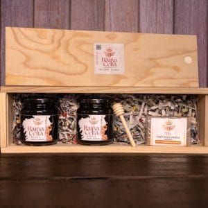 Caja regalo de miel para regalar, con dos tarros de miel gallega artesanal y jabón de propóleo natural
